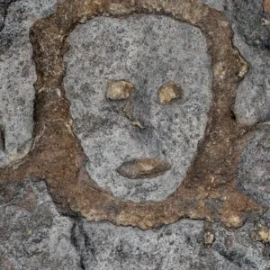 Gravuras Rupestres Reveladas pela Seca no Rio Negro Testemunham a Vida Pré-Colonial