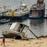 Seca no Rio Negro dificulta a vida dos ribeirinhos em Manaus