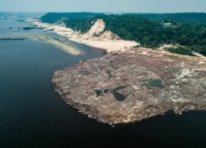 2-300x216 Gravuras Rupestres Reveladas pela Seca no Rio Negro Testemunham a Vida Pré-Colonial