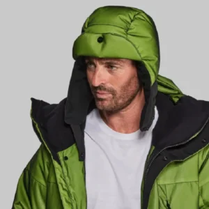 Touca protege do frio, da chuva e brilha no escuro usando luz solar