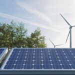 Painel solar e turbina de energia eólica