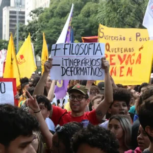 Análise das Mudanças Propostas para o Futuro do Ensino Médio no Brasil