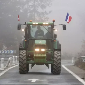 Paris sob cerco de agricultores e Mona Lisa alvo de ataque