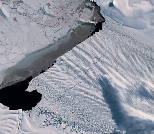 Foto Do Sat Lite Europeu Copernicus Sentinel 2 Mostra Duas Fissuras Gigantescas Se Formando Ao Longo Da Borda Da