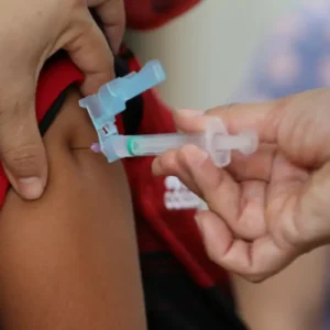 Efetividade das Vacinas Contra COVID-19 em Crianças e Adolescentes, Segundo a Fiocruz