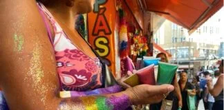 Glitter prejudica o desenvolvimento de plantas aquáticas, revela pesquisa Glitter prejudica o desenvolvimento de plantas aquáticas, revela pesquisa