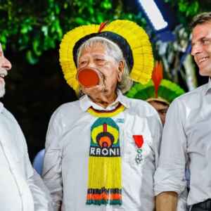 Cacique Raoni é homenageado por Macron e solicita demarcações a Lula