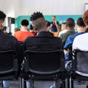 Estudo Revela Desigualdades na Infraestrutura Escolar entre Alunos Brancos e Negros