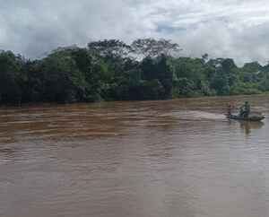 Indígenas Salvaguardam Floresta que Preserva Rio de 600 km no Maranhão Terra Indígena Caru, entrada da Aldeia Maçaranduba, local onde o Rio Pindaré separa o município de Bom Jardim, na margem ao fundo, do município de Alto Alegre do Pindaré. Registro de março de 2024 durante a cheia do Rio