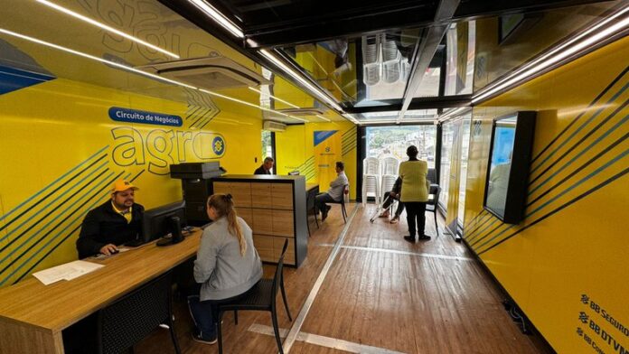 Caminhão convertido em agência itinerante do BB Caminhão convertido em agência itinerante do BB