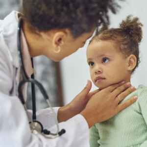 Amígdalas e Adenoides Podem abrigar SARS-CoV-2 em Crianças