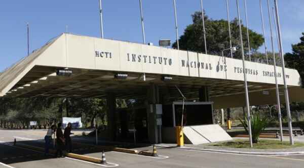 Intensidade de raios e prejuízos generalizados com o aquecimento global 1 ELAT/INPE