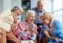 Mensagens de WhatsApp ajudam idosos a sair da depressão idosos