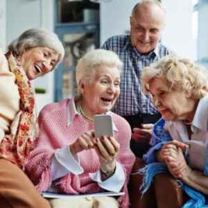 Mensagens de WhatsApp ajudam idosos a sair da depressão idosos