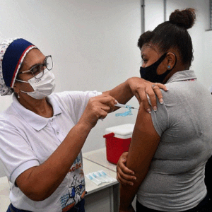 94% dos brasileiros se vacinaram contra covid: IBGE covid