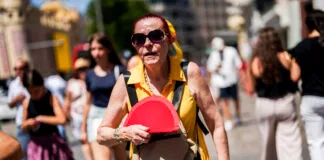 As ondas de calor podem ser mortais para os idosos Os idosos enfrentam riscos à saúde devido ao calor elevado por vários motivos, incluindo medicamentos