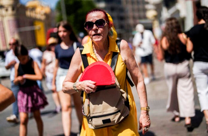 Os idosos enfrentam riscos à saúde devido ao calor elevado por vários motivos, incluindo medicamentos