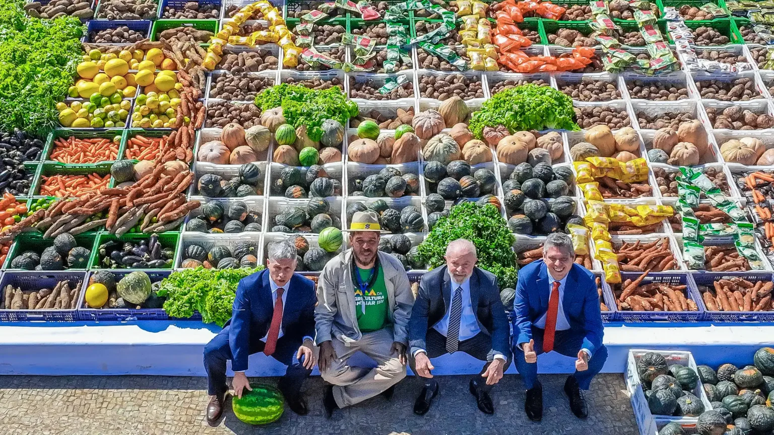 Lula e os ministros Paulo Teixeira e Marcio Macedo junto com agricultores familiares em Brasilia