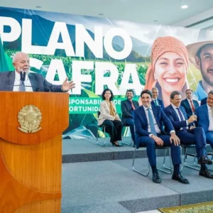 Plano Safra da Agricultura Familiar O Plano Safra 2024-2025 é um plano exuberante, feito de forma interativa e colaborativa e que vai chegar a R$ 76 bilhões. Agradeço ao pessoal do Ministério da Fazenda por reconhecer a importância da Agricultura Familiar na vida dos brasileiros e brasileiras