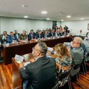 Governo intensifica ações em 21 municípios críticos para conter incêndios na Amazônia incêndios