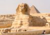 Próxima às pirâmides de Gizé, a Grande Esfinge é uma das estátuas mais icônicas do mundo