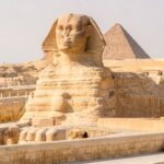 Próxima às pirâmides de Gizé, a Grande Esfinge é uma das estátuas mais icônicas do mundo