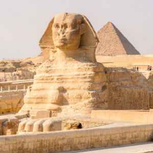 A grandeza das pirâmides ao surgimento de comunidades sustentáveis Próxima às pirâmides de Gizé, a Grande Esfinge é uma das estátuas mais icônicas do mundo