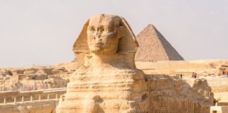 Próxima às pirâmides de Gizé, a Grande Esfinge é uma das estátuas mais icônicas do mundo