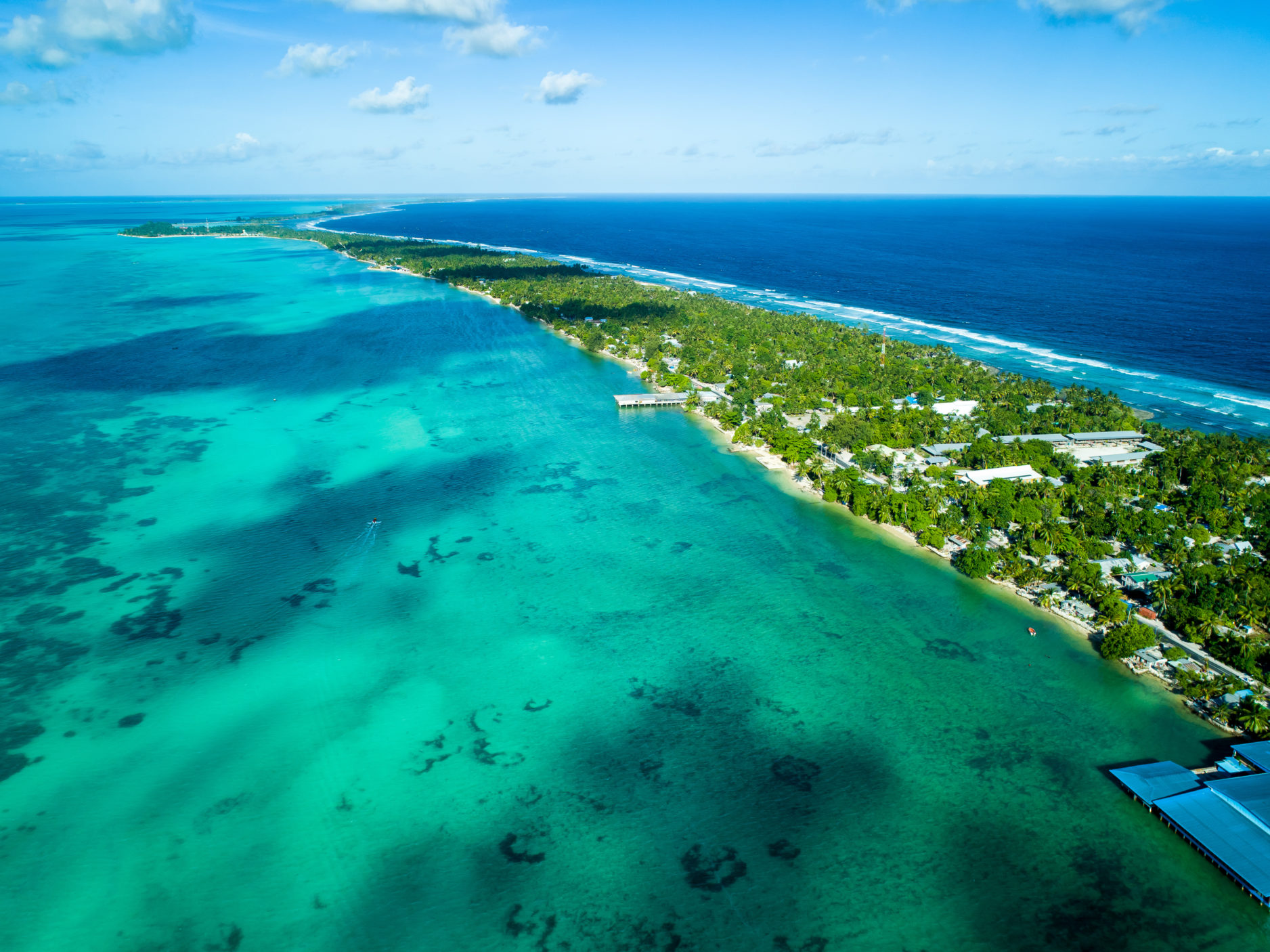 Kiribati é um país soberano composto por 33 ilhas, com atóis e recifes espalhados por uma vasta área ao centro do oceano Pacífico