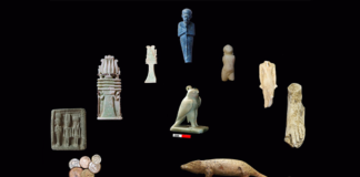 Entre os objetos encontrados estava um relógio de sol de pedra inclinado, também conhecido como relógio de sombra inclinado, utilizado na antiguidade para medir o tempo • Ministério de Turismo e Antiguidades da República Árabe do Egito