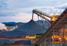 A ascensão e desafios do ouro e minério de ferro no mercado global minério