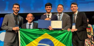 Estudante brasileiro vence o Prêmio Nobel da Ciência Jovem e é aplaudido de pé