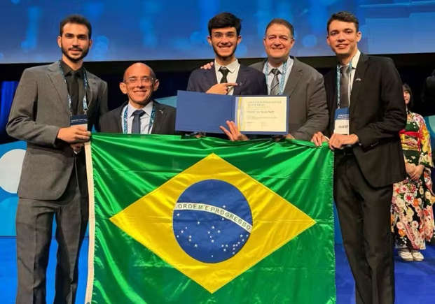 Estudante brasileiro vence o Prêmio Nobel da Ciência Jovem e é aplaudido de pé