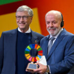 Bill Gates e Luiz Inácio Lula da Silva discursam no palco durante o evento anual Goalkeepers NYC, organizado pela Bill & Melinda Gates Foundation, no Jazz at Lincoln Center, em Nova Iorque, em 23 de setembro de 2024