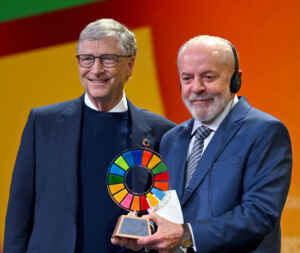 Brasil lidera iniciativas globais contra a fome com apoio do Banco Mundial e premiação da Fundação Gates Bill Gates e Luiz Inácio Lula da Silva discursam no palco durante o evento anual Goalkeepers NYC, organizado pela Bill & Melinda Gates Foundation, no Jazz at Lincoln Center, em Nova Iorque, em 23 de setembro de 2024