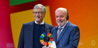 Bill Gates e Luiz Inácio Lula da Silva discursam no palco durante o evento anual Goalkeepers NYC, organizado pela Bill & Melinda Gates Foundation, no Jazz at Lincoln Center, em Nova Iorque, em 23 de setembro de 2024