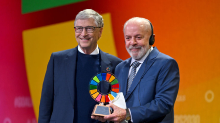 Bill Gates e Luiz Inácio Lula da Silva discursam no palco durante o evento anual Goalkeepers NYC, organizado pela Bill & Melinda Gates Foundation, no Jazz at Lincoln Center, em Nova Iorque, em 23 de setembro de 2024