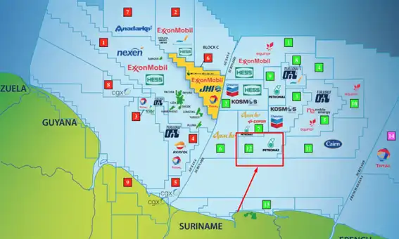 Plataforma de petróleo offshore operando em águas equatoriais, simbolizando o aumento da produção de países como Guiana e Suriname.