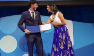 Sua vitória foi anunciada em Estocolmo, na Suécia, durante a premiação