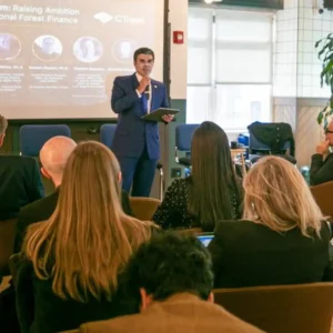 Pará assina acordo inédito de R$ 1 bilhão para venda de créditos de carbono na Amazônia Helder Barbalho, Governador do Pará durante a Climate Week em Nova York, anunciando acordo de venda de créditos de carbono para preservação da Amazônia.