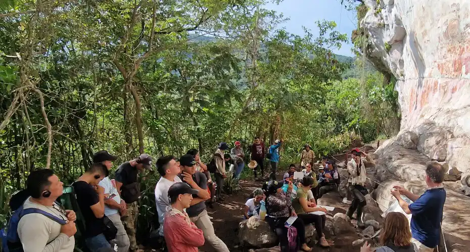 Anciãos indígenas e especialistas em rituais ajudam a desvendar o significado da antiga arte rupestre da Amazônia