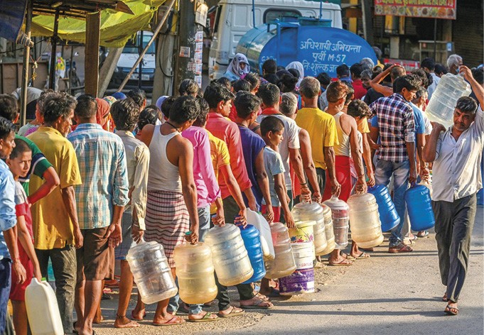 Pessoas em Nova D li ndia esperam na fila por gua em junho de 2024 durante uma onda de calor
