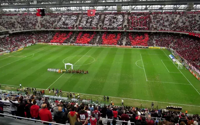 0_mosaico-2 Jogadores de futebol profissional questionam dos impactos no uso de gramados sintéticos nos estádios