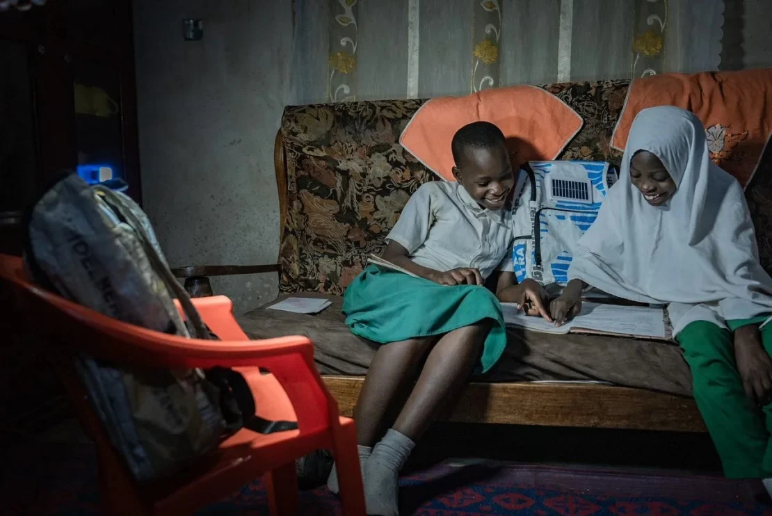 Com um painel solar acoplado, as mochilas da Soma Bags garantem luz para crianças africanas estudarem à noite, sem depender de querosene poluente