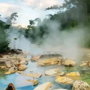 Rio fervente na Amazônia Peruana, um fenômeno natural único Amazônia
