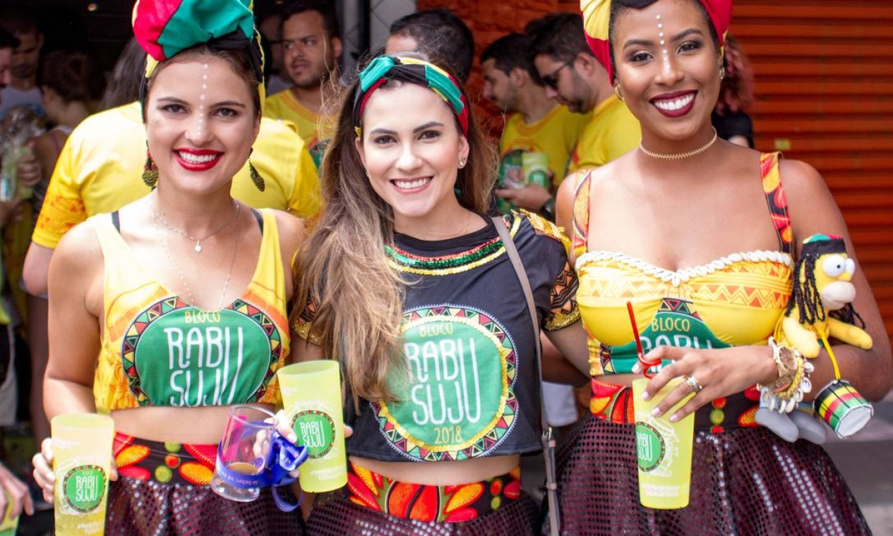 Com copos reutilizáveis e glitter ecológico, blocos de carnaval de SP