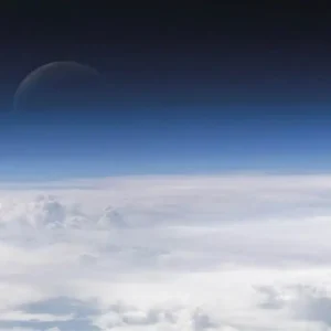 Núcleo da Terra e a vida: como o geodínamo e a tectônica de placas sustentam o campo magnético e o oxigênio atmosférico A atmosfera respirável da Terra é essencial para a vida. A atmosfera da Terra vista da Estação Espacial Internacional. (Imagem cortesia da NASA)