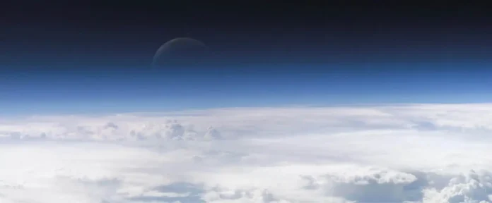 A_atmosfera_respir_vel_da_Terra___essencial_para_a_vida._A_atmosfera_da_... A atmosfera respirável da Terra é essencial para a vida. A atmosfera da Terra vista da Estação Espacial Internacional. (Imagem cortesia da NASA)