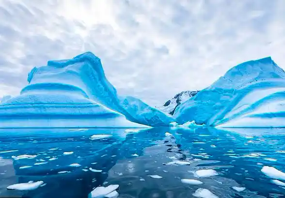 Assim como no Ártico, a superfície do oceano ao redor da Antártida congela no inverno e derrete novamente a cada verão. O gelo marinho da Antártida (na foto) geralmente atinge sua extensão máxima anual em meados ou final de setembro, e atinge seu mínimo anual no final de fevereiro ou início de março