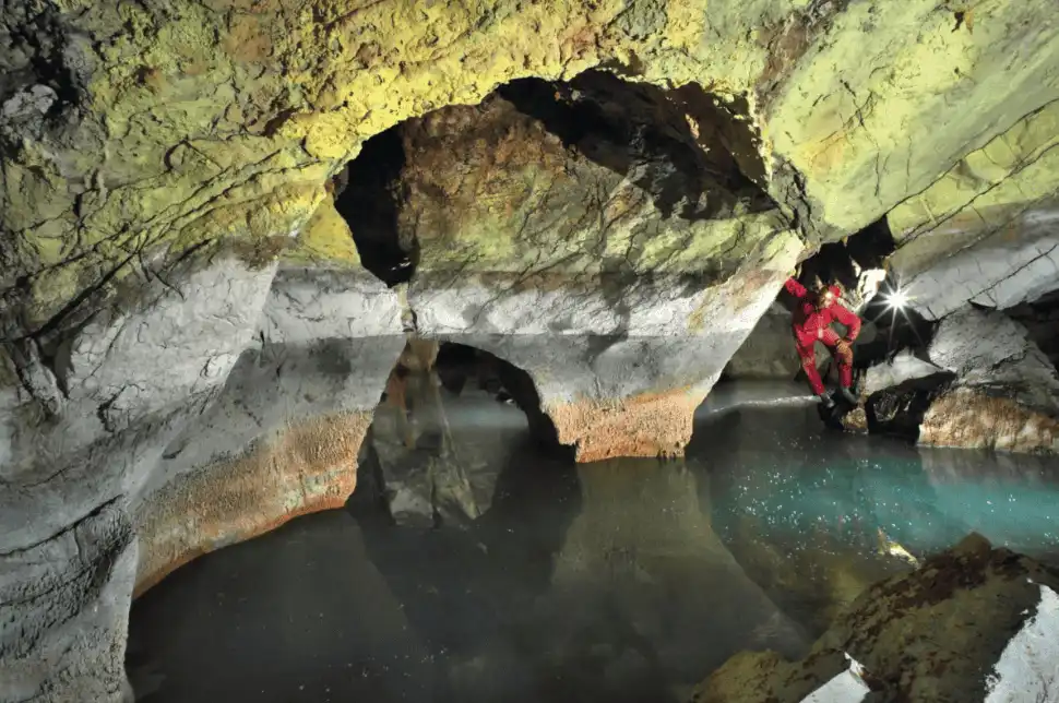 Dentro_dos_vales_das_terras_fronteiri_as_montanhosas_entre_a_Gr_cia_e_a_Alb_nia Maior lago termal subterrâneo do mundo descoberto na Albânia no fundo de um abismo de 330 pés